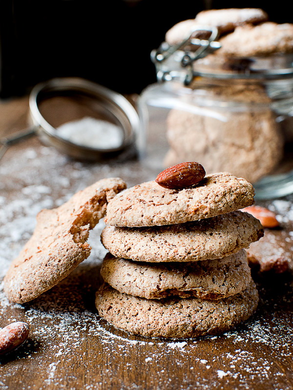 Amaretti cookies