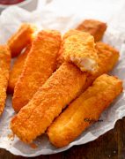 Air Fryer Frozen Fish stick / These Frozen Fish Sticks are so easy to make in 7 minutes! They are crunchy and delicious and ready in no time! #fishsticks #airfryerrecipes