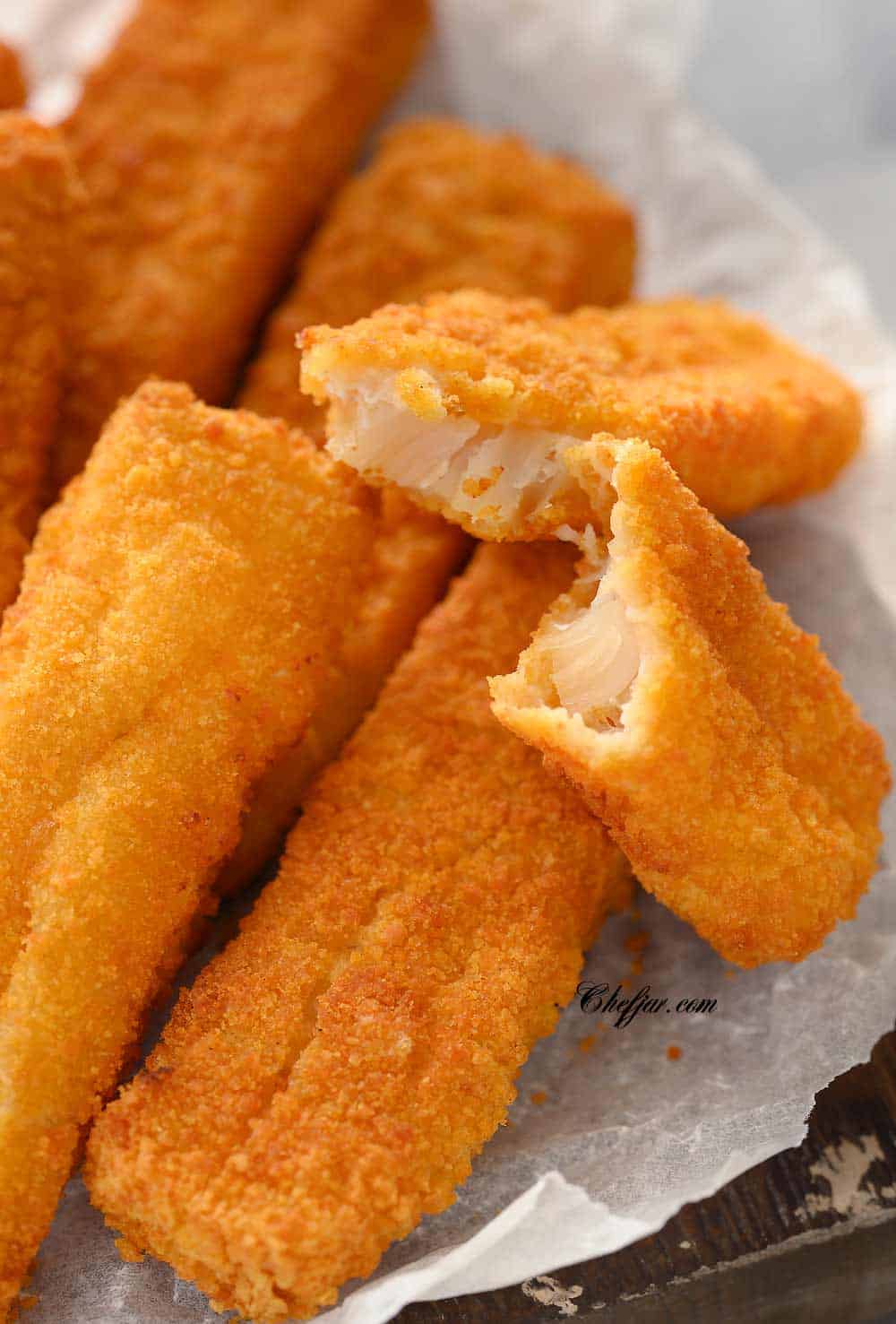 Air Fryer Frozen Fish stick / These Frozen Fish Sticks are so easy to make in 7 minutes! They are crunchy and delicious and ready in no time! #fishsticks #airfryerrecipes