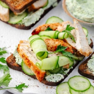 High-protein chicken cucumber cottage cheese toast with grilled chicken slices, fresh cucumber ribbons, and herb cottage cheese spread on whole grain bread.